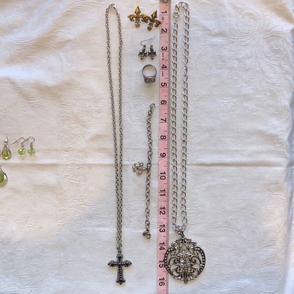 Fleur De Lis Filigree Jewelry Lot 2-Necklaces 2-Pair Earrings 1-Ring 1-Bracelet - Picture 15 of 15